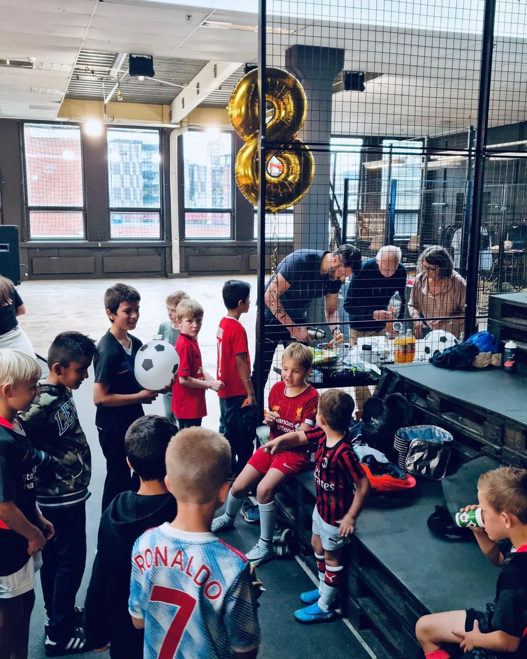 🎉 Feire en uforglemmelig fotballbursdag hos Off-Pitch Arena, nå med gratis fotball!